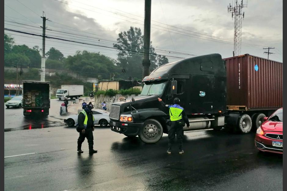 Al transporte pesado no se le permite el paso por la ruta al Pacífico. (Foto: Twitter)
