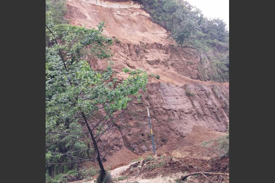 El derrumbe obstruye los carriles por lo que no hay paso vehicular. (Foto: Bomberos Voluntarios)&nbsp;