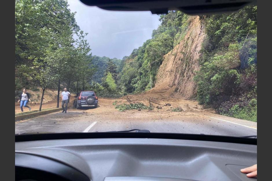 Pasajeros y conductores talaron &aacute;rboles para poder cambiarse de carril tras el derrumbe en la interamericana. (Foto: Redes sociales)&nbsp;