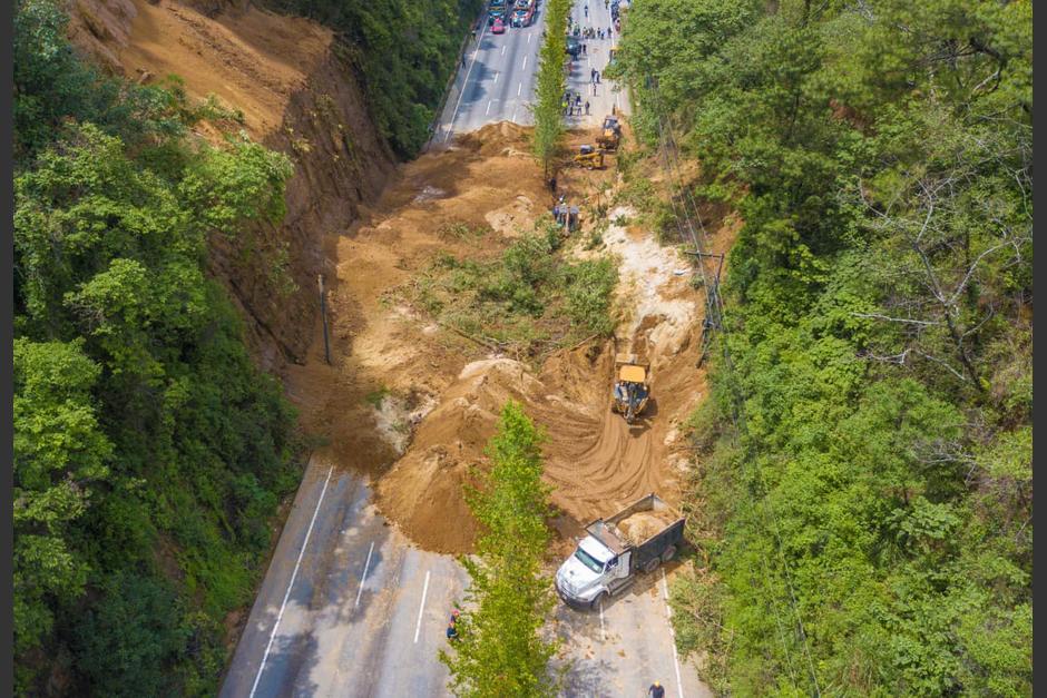 Las personas han encontrado la forma de atravesar el derrumbe a pie y continuar su camino. (Foto: Municipalidad de Mixco)