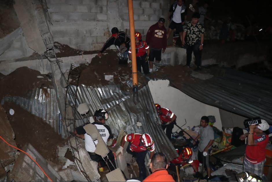 Deslizamiento en zona 5 deja viviendas soterradas. (Foto: Bomberos Municipales)