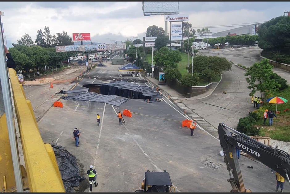 Una fiel creyente acudió a elevar oraciones para que se encuentren soluciones al hundimiento del kilómetro 15 de la ruta al Pacífico. (Foto: Municipalidad de Villa Nueva)
