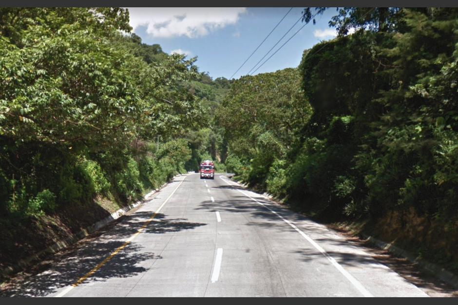 El árbol cayó sobre la ruta de ingreso a Antigua Guatemala. (Foto: Google Maps)