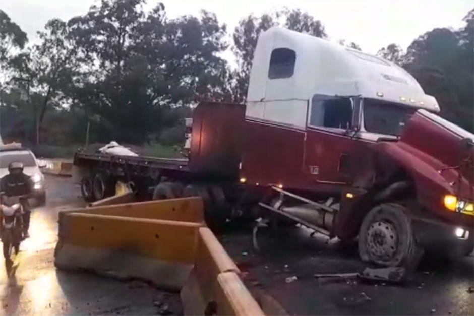 Un tráiler perdió el control y chocó contra los separadores viales en el kilómetro 24 de la ruta al Pacífico. Afectó tres carriles y paralizó una ruta alterna. (Foto: Henry Quevedo/PMT Villa Nueva)