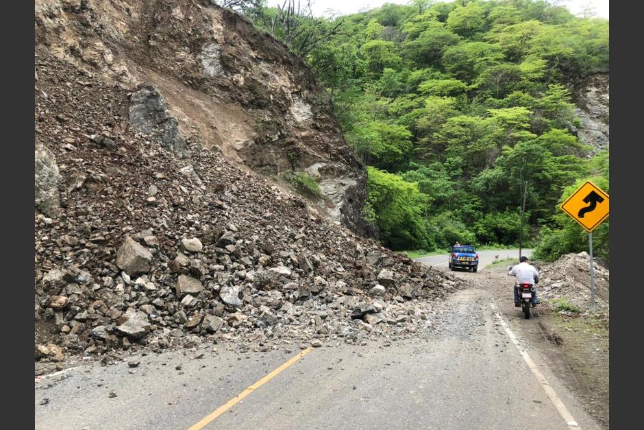 En Zacapa se registró un derrumbe que obstruye el paso vehicular. (Foto: CONRED)&nbsp;
