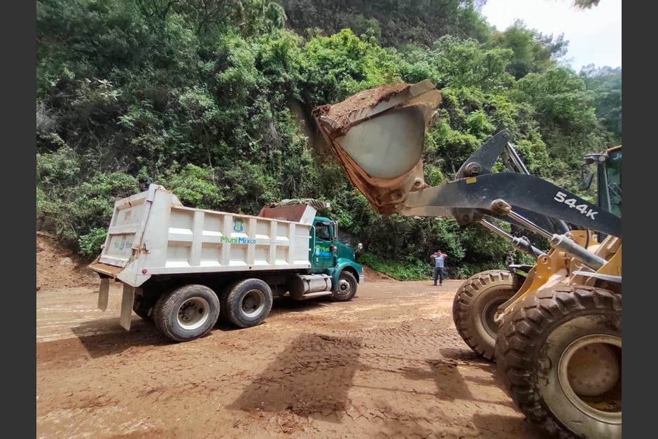 Personal retira tierra del derrumbe en la carretera Interamericana. (Foto: Municipalidad de Mixco)&nbsp;