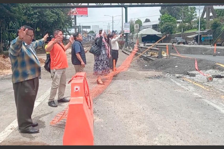 Un grupo de fieles se presentó al hundimiento en el kilómetro 15 de la ruta al Pacífico para elevar oraciones. (Foto: Bendición News)
