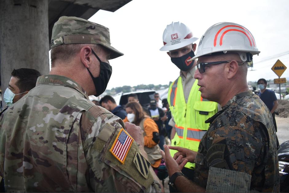 Elementos del cuerpo de ingenieros de los Estados Unidos llegan al lugar del hundimiento para compartir sus experiencias y contribuir para encontrar una solución en la ruta al Pacífico. (Foto: Carlos Alonzo/Soy502)