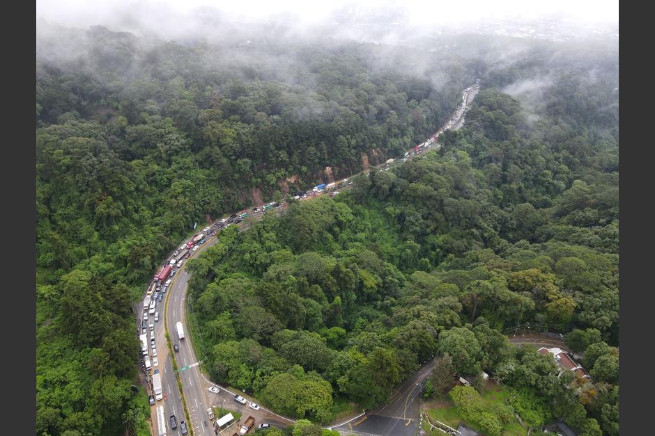 As&iacute; es la impresionante vista a&eacute;rea del lugar en donde ocurri&oacute; el derrumbe en la ruta Interamericana y las filas de veh&iacute;culos en el sector. (Foto: Carlos Alonzo/Soy502)
