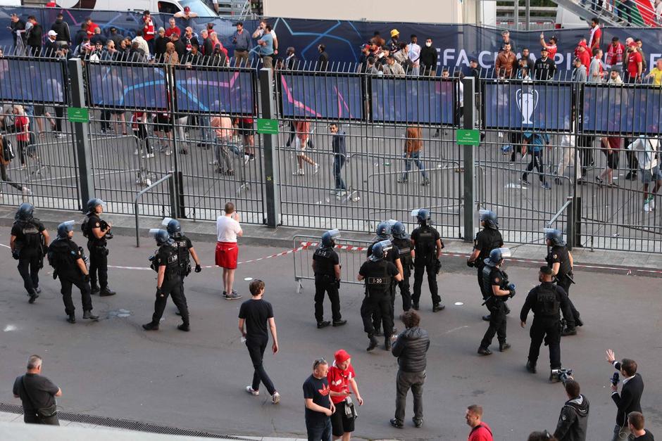 Policías y aficionados se enfrentaron aparentemente por entradas falsas con las que pretendían ingresar a la final de la Champions. (Foto: AFP)