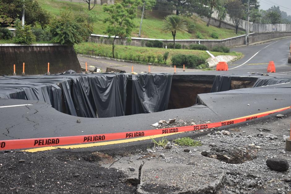 Estas son las medidas del agujero en el kilómetro 15 de la ruta al Pacífico, en jurisdicción de Villa Nueva. (Foto: Carlos Alonzo/Soy502)
