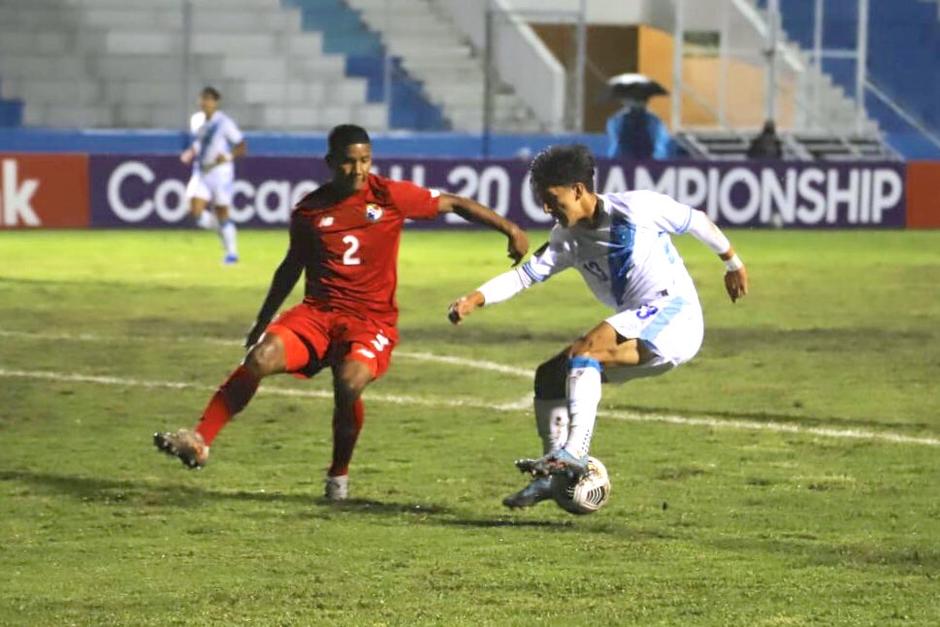 Allan Ju&aacute;rez abri&oacute; el marcador para Guatemala con la complicidad del guardameta paname&ntilde;o. (Foto: Fedefut)