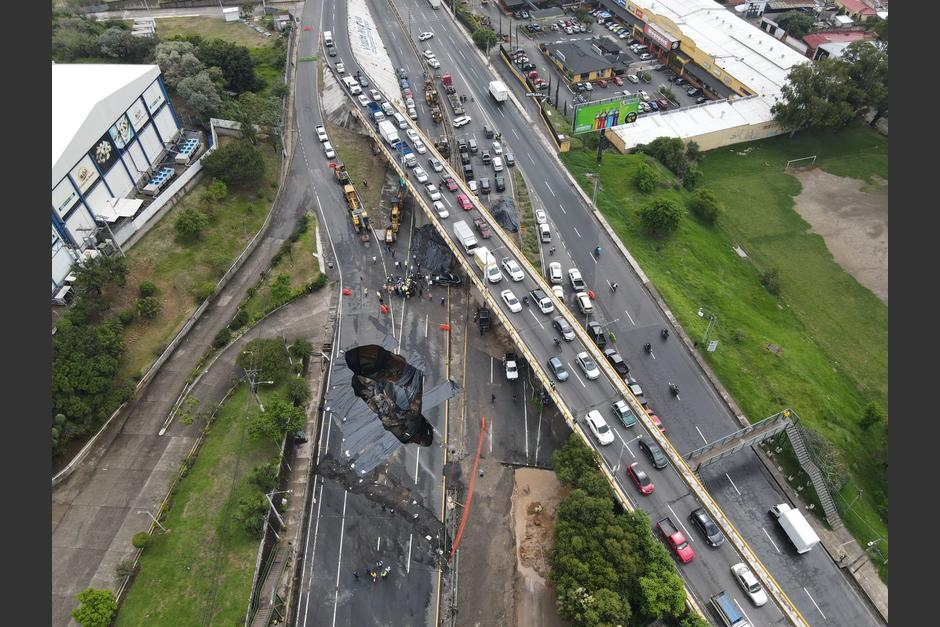 La grieta que provoc&oacute; la caverna en el kil&oacute;metro 15 de la ruta al Pac&iacute;fico tiene una extensi&oacute;n de 452 metros de largo. (Foto: Carlos Alonzo/Soy502)