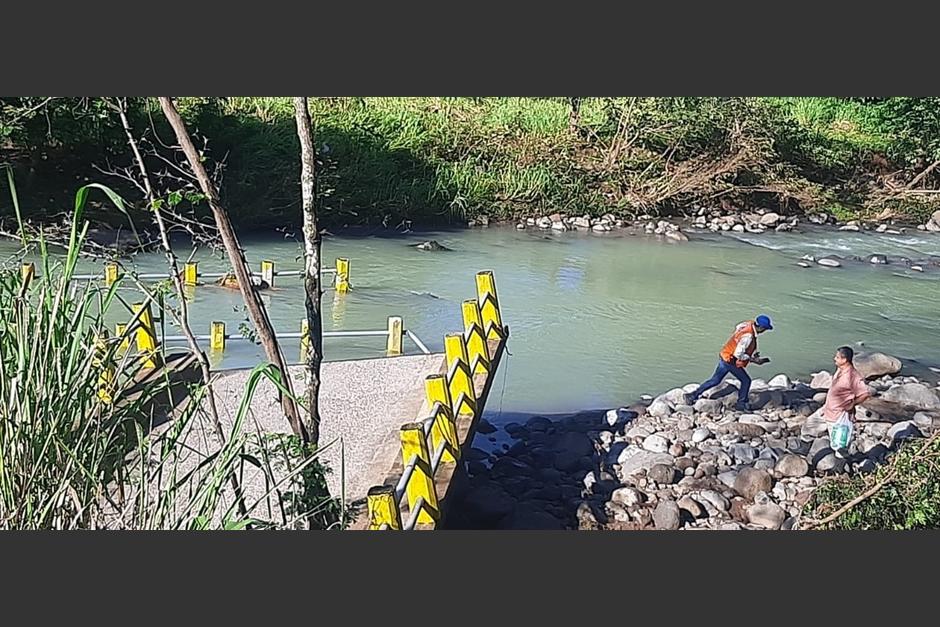 El puente colaps&oacute; por la crecida del r&iacute;o. (Foto:&nbsp;Gustavo Arana, Conred)