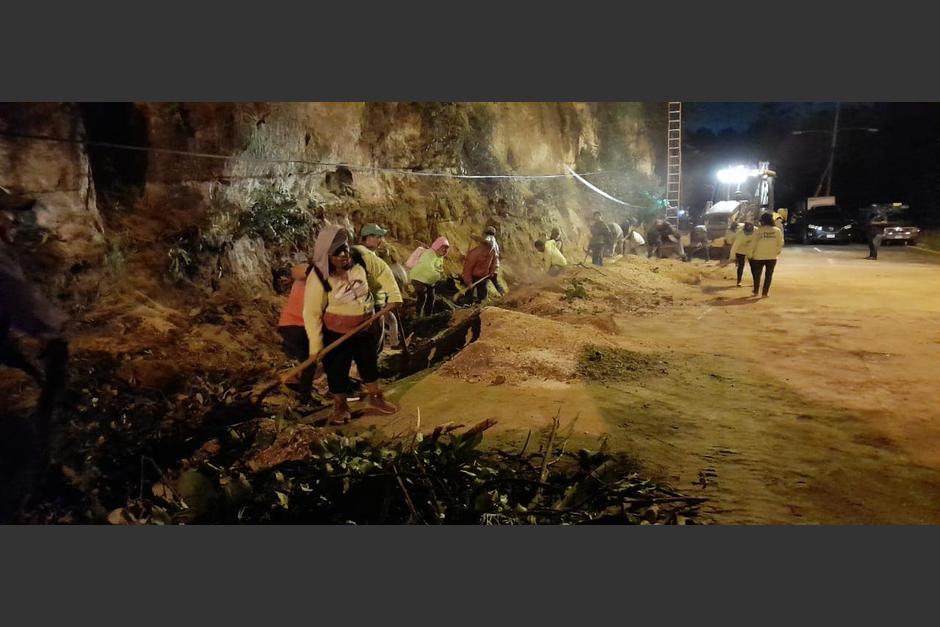 Durante horas de la noche empleados municipales trabajaron para liberar la ruta. (Foto: MuniMixco)&nbsp;