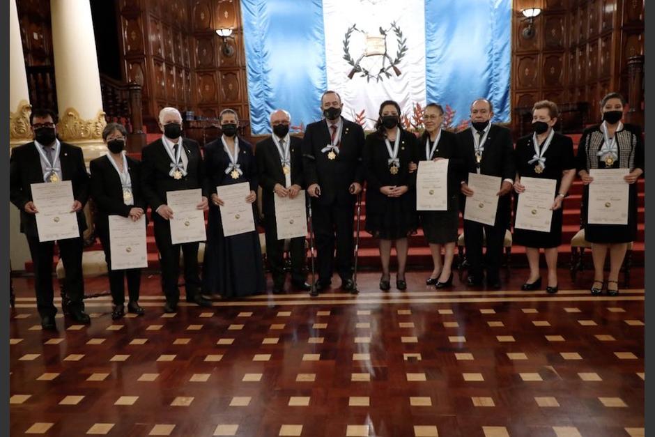 El presidente Giammattei galardonó a varios maestros por su trayectoria. (Foto: AGN)