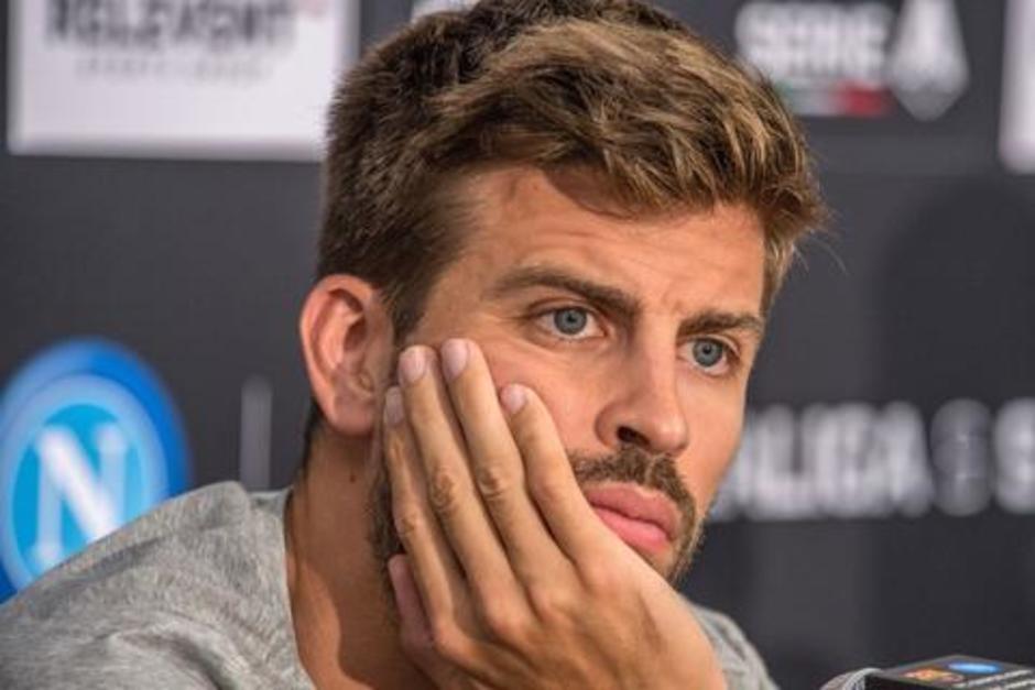 Gerard Piqu&eacute; muestra su molestia al paparazzi. (Foto: archivo/Soy502)