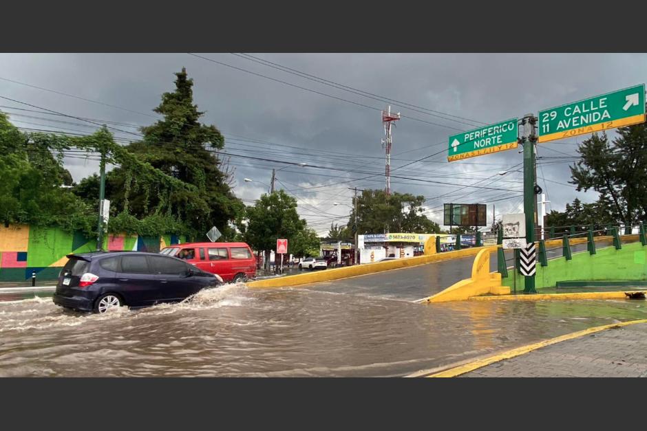 Lluvias provocan inundación sobre el&nbsp;puente del Anillo Periférico Norte. (Foto: Fredy Hernández/Soy502)&nbsp;