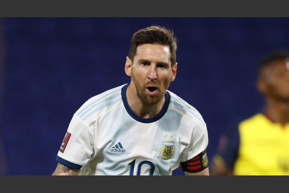 El argentino la pasa bien en sus vacaciones en Ibiza y se muestra amable con sus fans. (Foto: AFP)