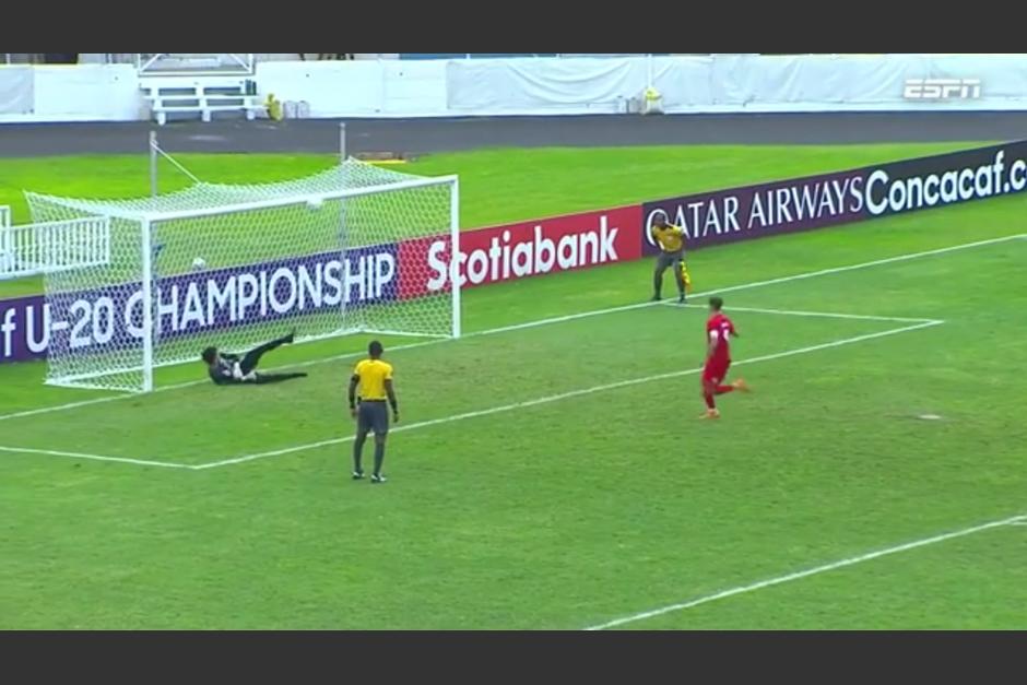 Justin Smith fall&oacute; el penal tras lanzar un tiro que peg&oacute; en el travesa&ntilde;o de la porter&iacute;a defendida por Jorge Moreno. (Foto: Captura de pantalla)