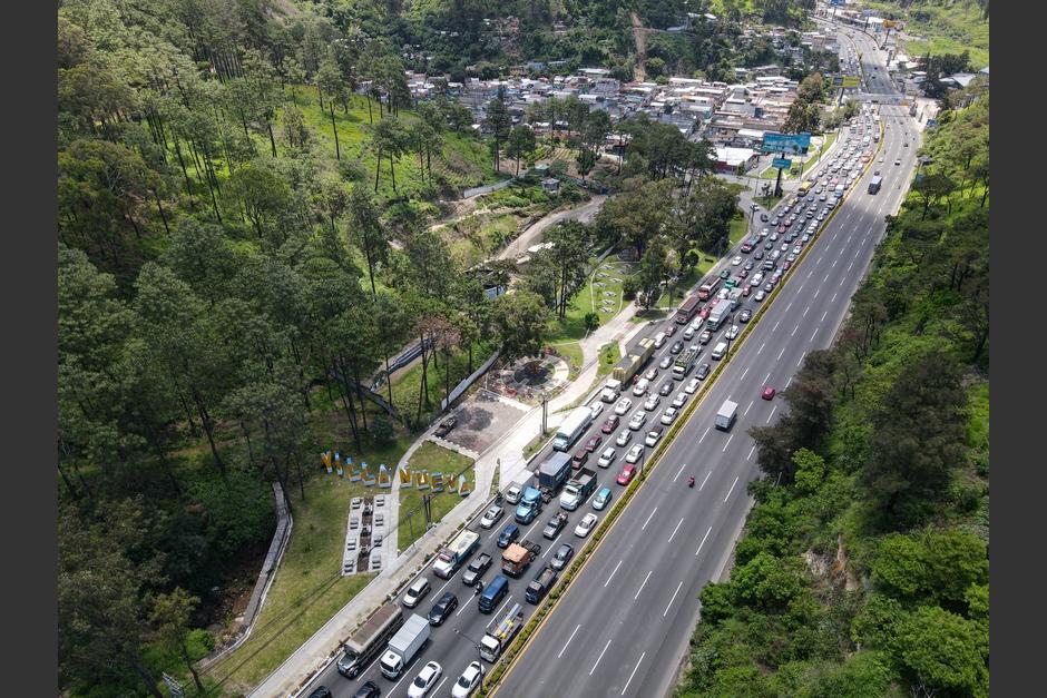 Esta es la vista aérea del tránsito que se produce en la ruta que conduce al Pacífico y que se ve afectada por el hundimiento en el kilómetro 15. (Foto: Carlos Alonzo/Soy502)