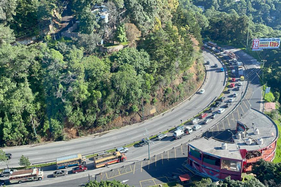Un derrumbe se encuentra bloqueando un carril en el kil&oacute;metro 23 de la ruta Interamericana en direcci&oacute;n a Occidente. (Foto: Archivo/Soy502)