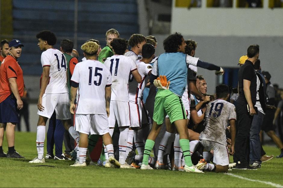 La pelea se produjo al final del partido cuando los estadounidenses celebraban la victoria. (Foto: AFP)