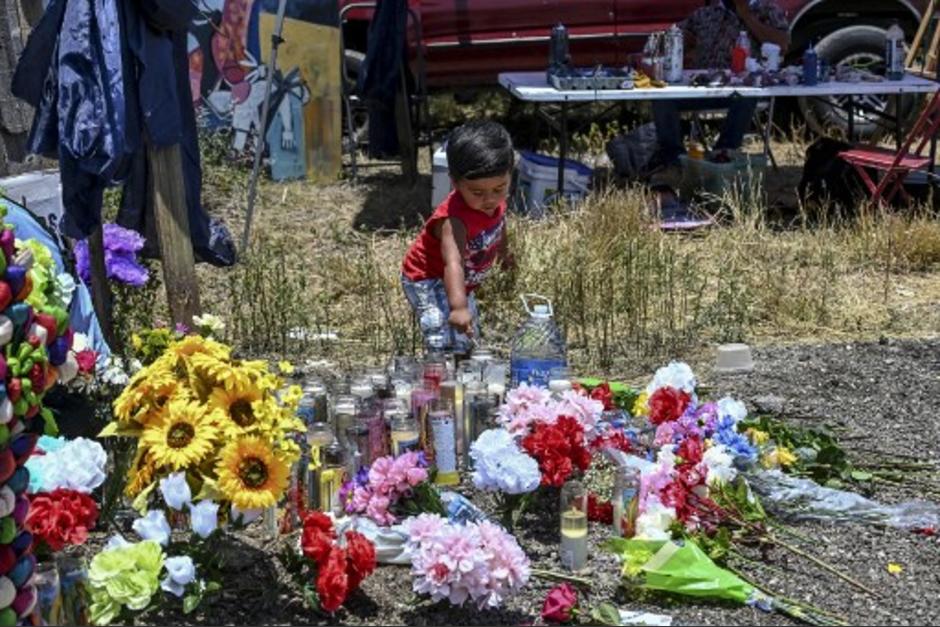 Decenas de personas acudieron a depositar flores en homenaje a los migrantes fallecidos dentro de un furgón en San Antonio, Texas. (Foto: AFP)