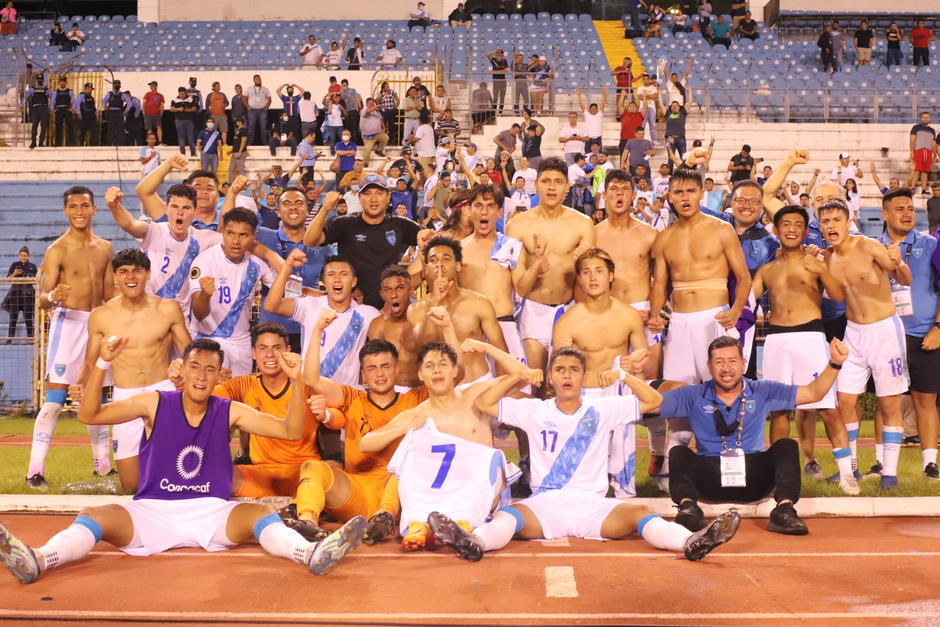 El cuadro nacional celebró con los aficionados que viajaron a Honduras para apoyar a la Sub20. (Foto: Fedefut)