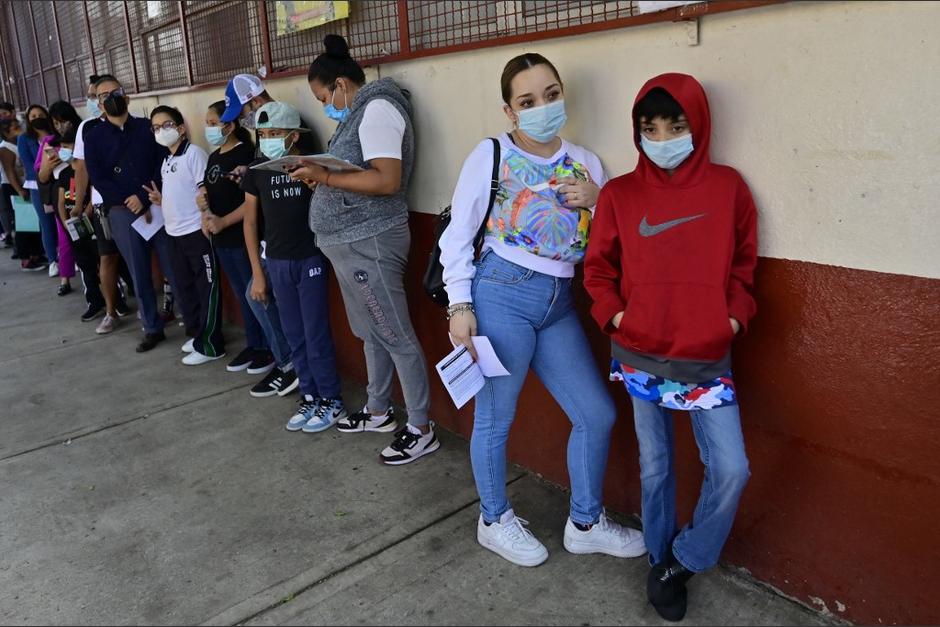 Largas colas se han registrado en diferentes centros para detectar el Covid-19. (Foto: AFP)
