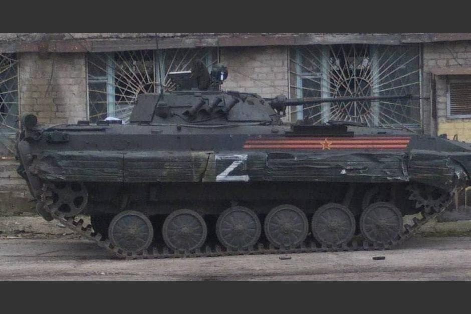 Los veh&iacute;culos rusos llevan esta marca y podr&iacute;a tratarse para identificarlos entre ellos, pero tambi&eacute;n podr&iacute;a ser contraproducente en su avanzada. (Foto: Twtiter)