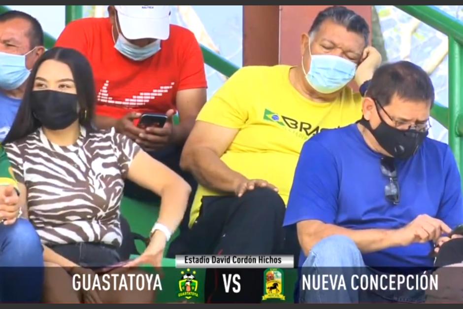 Parece que algunos aficionados no durmieron lo suficiente antes de llegar al estadio. (Captura Video)