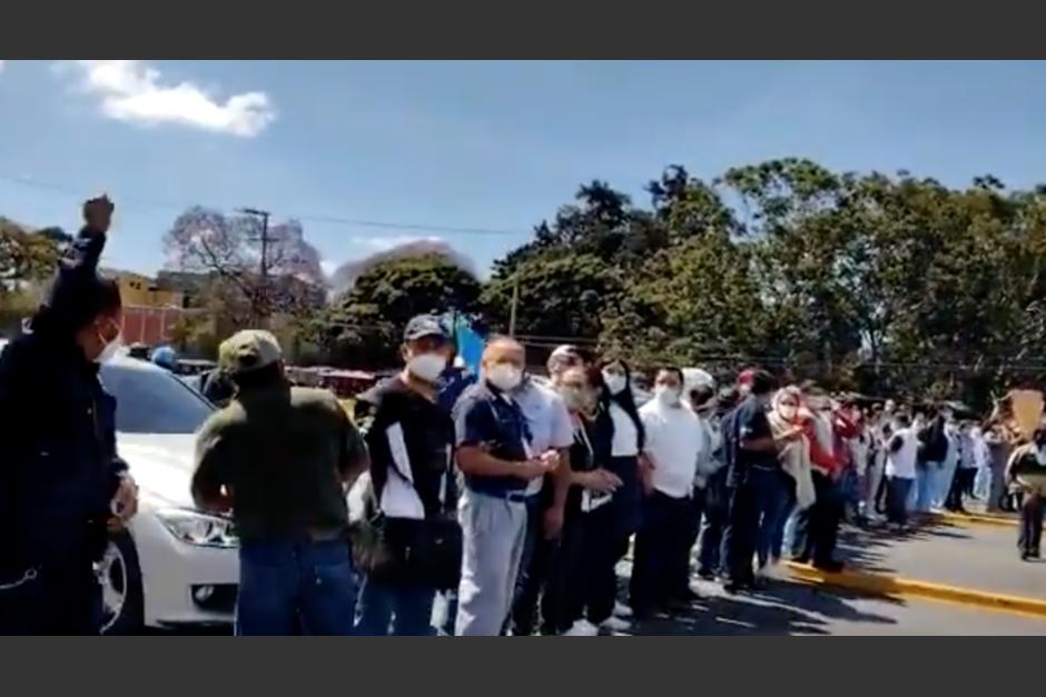 Trabajadores del Hospital Roosevelt realizan una manifestación y bloquean el paso en la calzada Roosevelt para exigir que se les pague su salario. (Foto: Captura de video)
