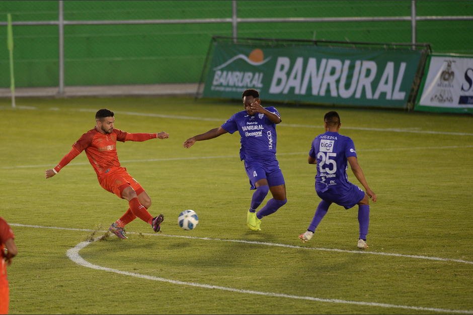 El cuadro rojo le dio la vuelta al marcador en tan solo unos minutos. (Foto: Byron de la Cruz/Nuestro Diario)