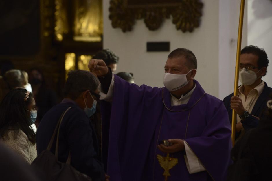 Cientos de guatemaltecos acuden a las iglesias católicas para la imposición de la ceniza. (Foto: Fabrizio Alonso/Soy502)&nbsp;