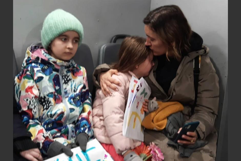 Los peque&ntilde;os fueron retenidos en una comisar&iacute;a tras mostrar su rechazo a la invasi&oacute;n rusa a Ucrania. (Foto: The Sun)