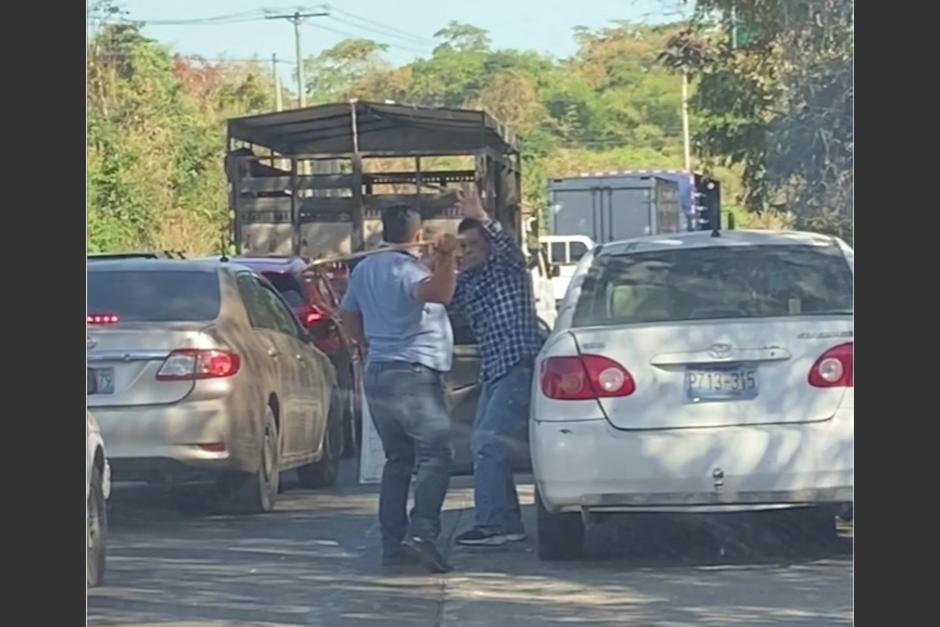 Un conductor fue captado en video cuando golpeaba a un hombre de la tercera edad en una carretera en El Salvador. (Foto: Captura de video)