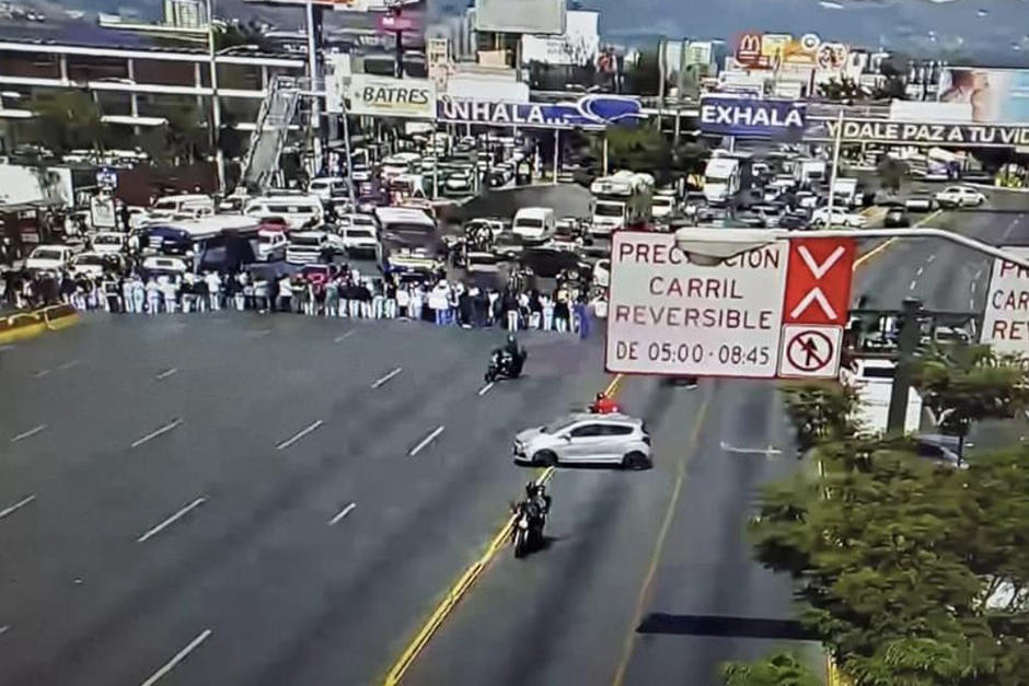 Automovilistas se vieron afectados por una manifestación de personal médico del Hospital Roosevelt, que exige el pago de su salario. (Foto: Amílcar Montejo/PMT)