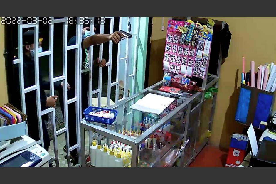Los asaltantes apuntaron a una mujer con una pistola, pero no lograron su cometido. (Captura Video)