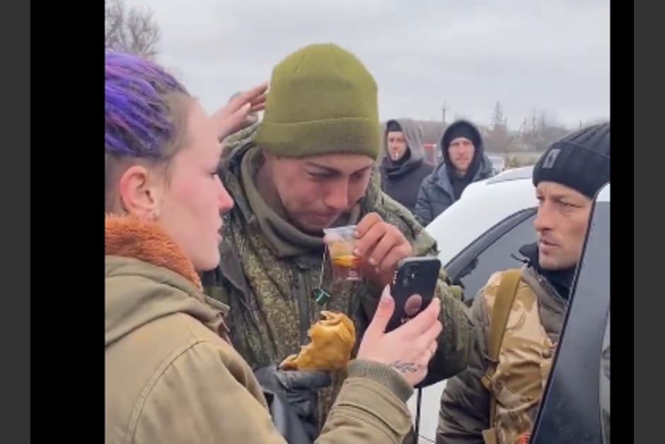 Soldado ruso rompi&oacute; en llanto al hablar con su madre por videollamada. (Foto: Captura de pantalla)&nbsp;