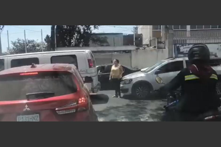 Una mujer detuvo el tránsito para que le dieran vía al vehículo en el que se conducía como copiloto. (Foto: captura de video)