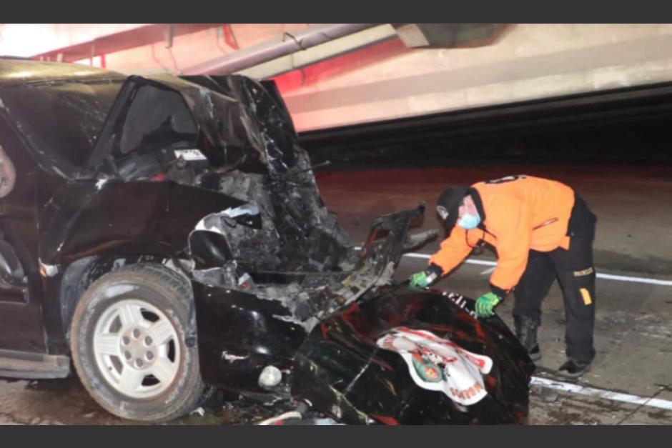 El veh&iacute;culo qued&oacute; irrecuperable y el conductor falleci&oacute;. (Foto: bomberos voluntarios)