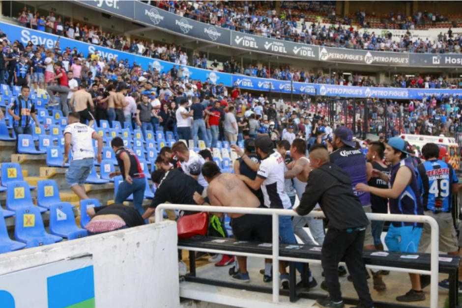 Algunos espectadores corrieron para salvar su vida al inicio de la trifulca, durante un partido en estadio de Quer&eacute;taro, M&eacute;xico. (Foto: AFP)