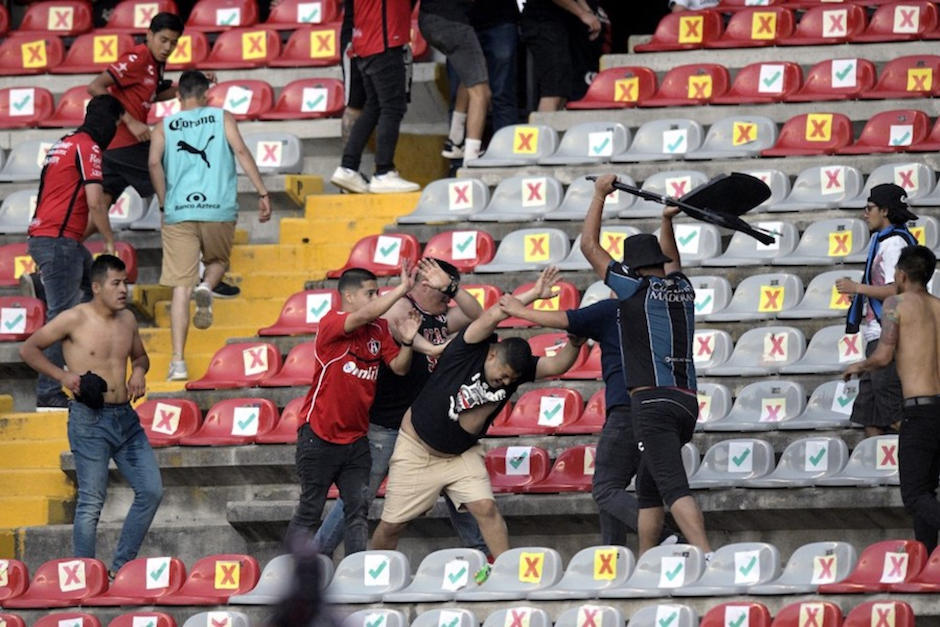 Los&nbsp;simpatizantes de ambos equipos&nbsp;participaron&nbsp;en los hechos violentos. (Foto: AFP)