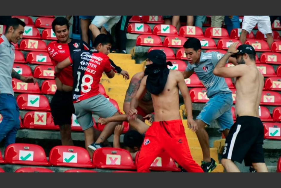 La trifulca entre aficionados del Querétaro contra el Atlas ha dejado una mancha oscura en el deporte Mexicano. (Foto: AFP)