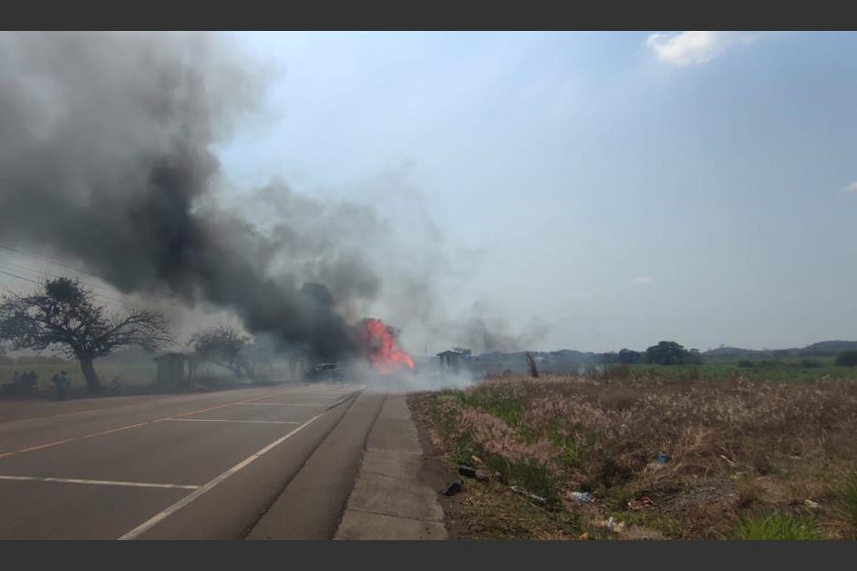 Un carro liviano y un tráiler colisionaron en la ruta que conduce de Escuintla a Taxisco. Después del accidente el vehículo pesado se incendió. (Foto: Bomberos Voluntarios)