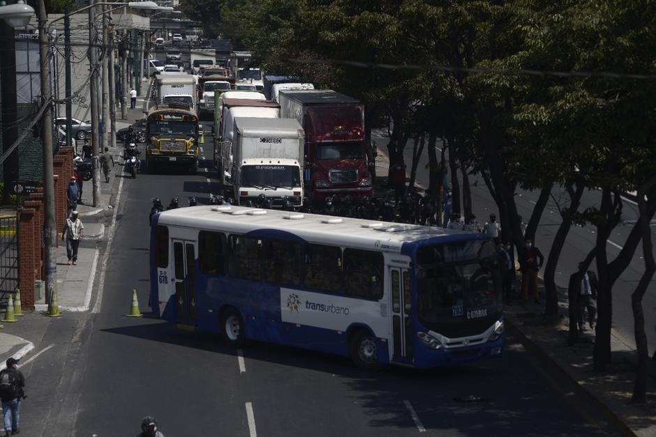 La Avenida Petapa, en la zona 12, estuvo bloqueada por encapuchados. (Foto: Fabricio Alonzo/Soy502)