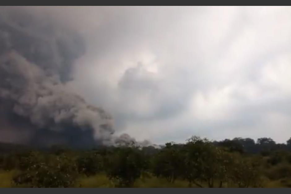 Al menos cuatro comunidades serán evacuadas de manera preventiva por la actividad que mantiene el volcán de Fuego. (Foto: captura de video)