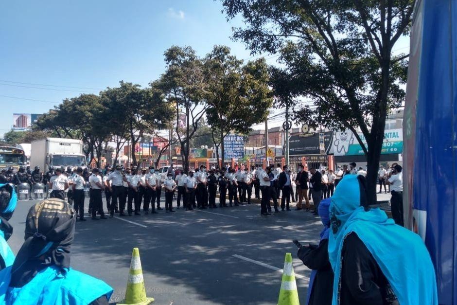 Supuestos estudiantes de la Universidad de San Carlos realizan un bloqueo. (Foto: Fabricio Alonzo/Soy502)