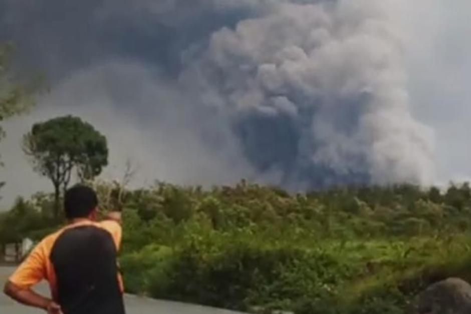 Vista de la nube de ceniza del volcán de Fuego el 7 de marzo de 2022. (Foto: Facebook Meteorología GT )